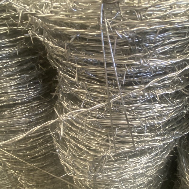 Wholesale Galvanized Razor Barbed Wire 500 Meter Length for Farm Fencing 50kg Barb Wire Fence Roll