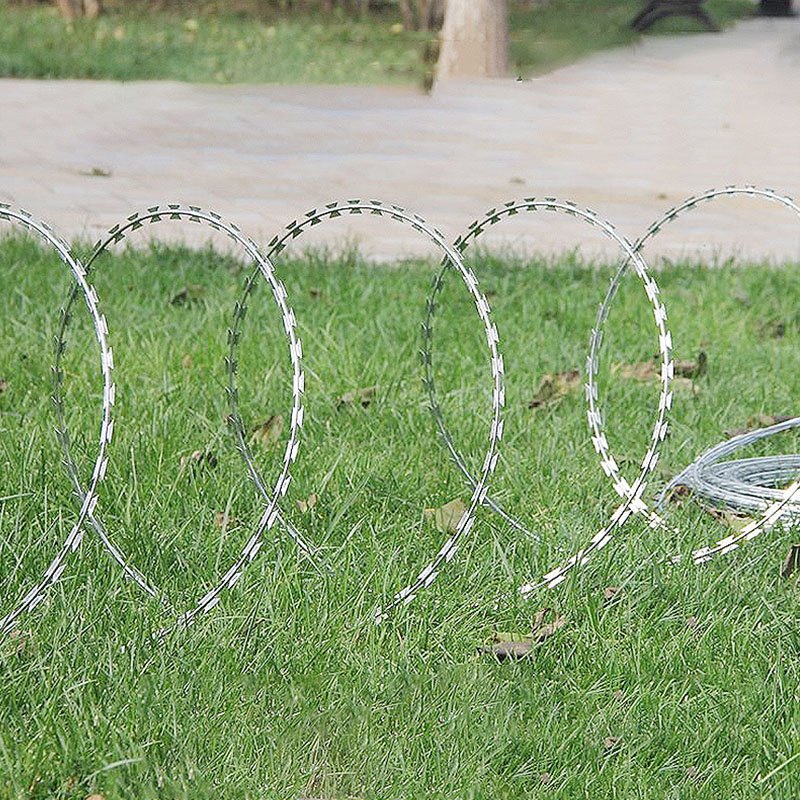 Hot Dipped Galvanized Steel Wire Mesh Fence Bto-22 43 Size 180 Loops Roll Concertina with Double Strand Razor Blade Barbs