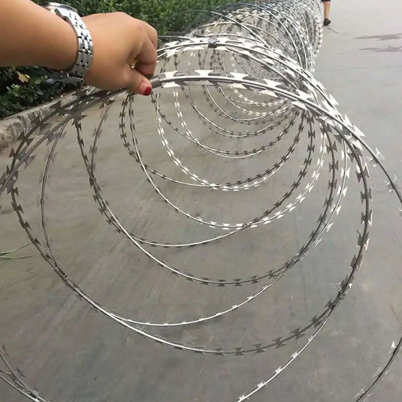 Hot Dipped Galvanized Steel Wire Mesh Fence Bto-22 43 Size 180 Loops Roll Concertina with Double Strand Razor Blade Barbs