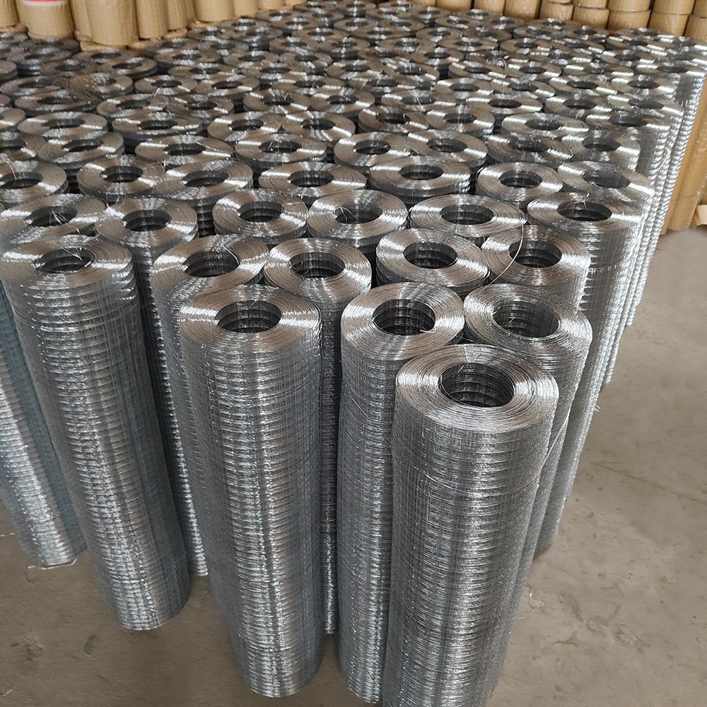 Wholesale Customized Fencing Net Hot Dip Galvanized Farm Outdoor Welded Wire Mesh