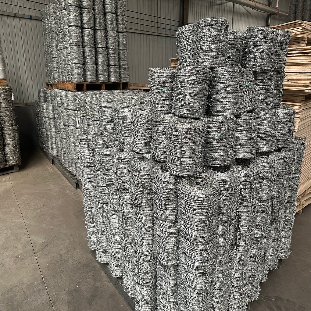 Factory Directly Sell high quality barbed wire price per roll / galvanized barbed wire