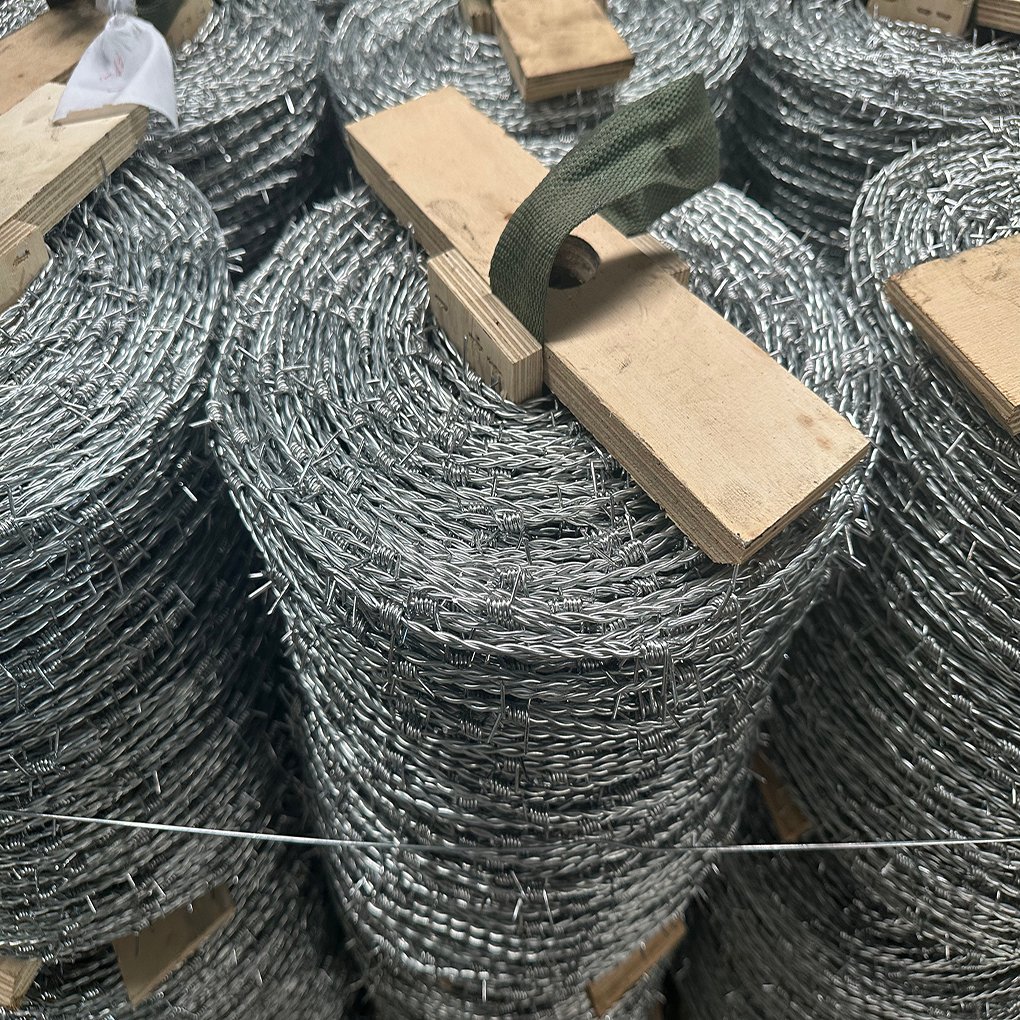 Factory Directly Sell high quality barbed wire price per roll / galvanized barbed wire