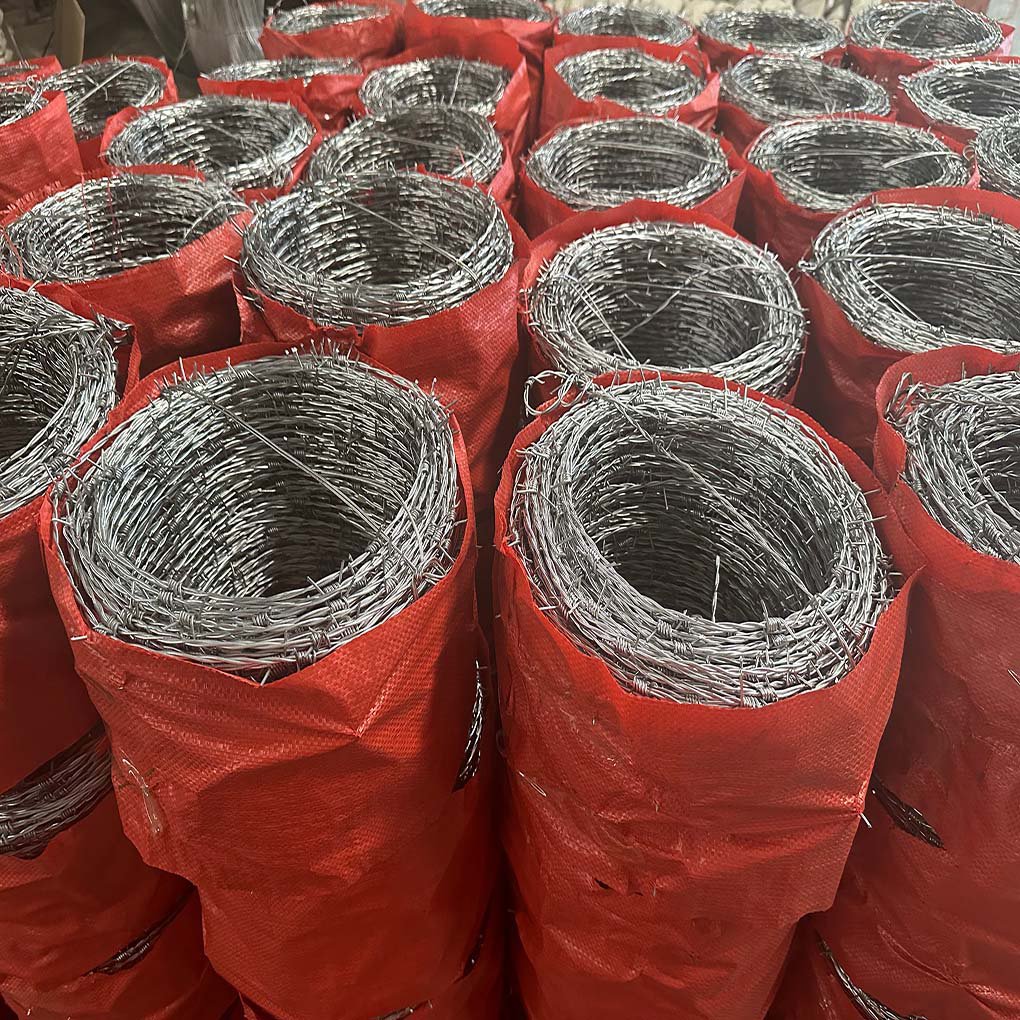 Factory Directly Sell high quality barbed wire price per roll / galvanized barbed wire