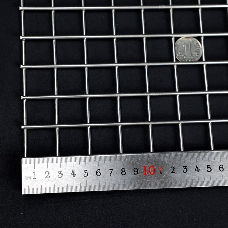 Welded wire mesh for making chicken cages and poultry cage nets