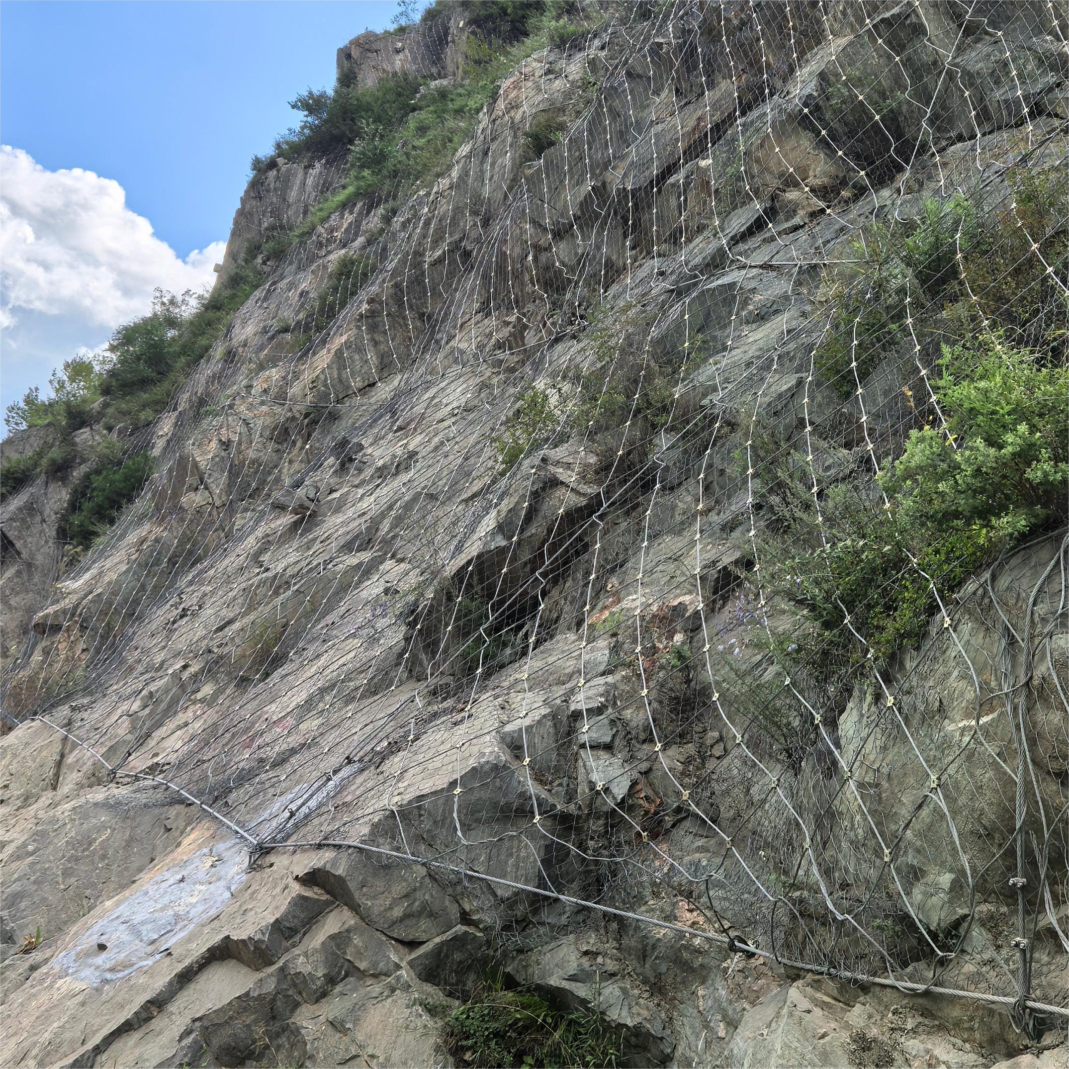 Hot Dipped Galvanized Rockfall Netting Flexible Metal Mesh Wire Rope Net For Rockfall Protection System