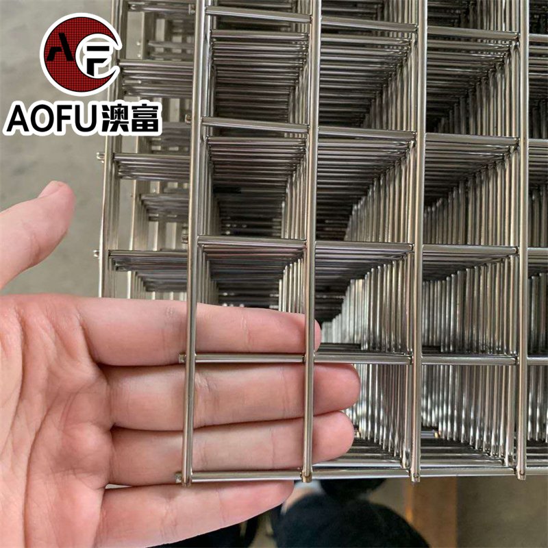 Hot Sale Electro Galvanized And Hot Dipped Galvanized Welded Wire Mesh 5mmx5mm 5mmx5mm