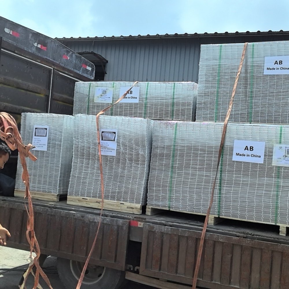 White Impregnated PVC Welded Wire Mesh Panel Steel Mesh with Spray Plastic Durable and Corrosion Resistant