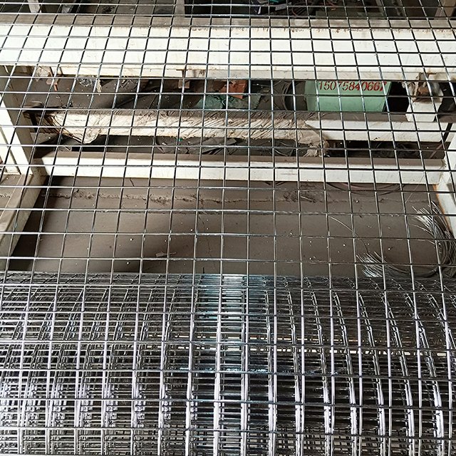 Factory sale high quality chicken pens and galvanized welded wire mesh cage