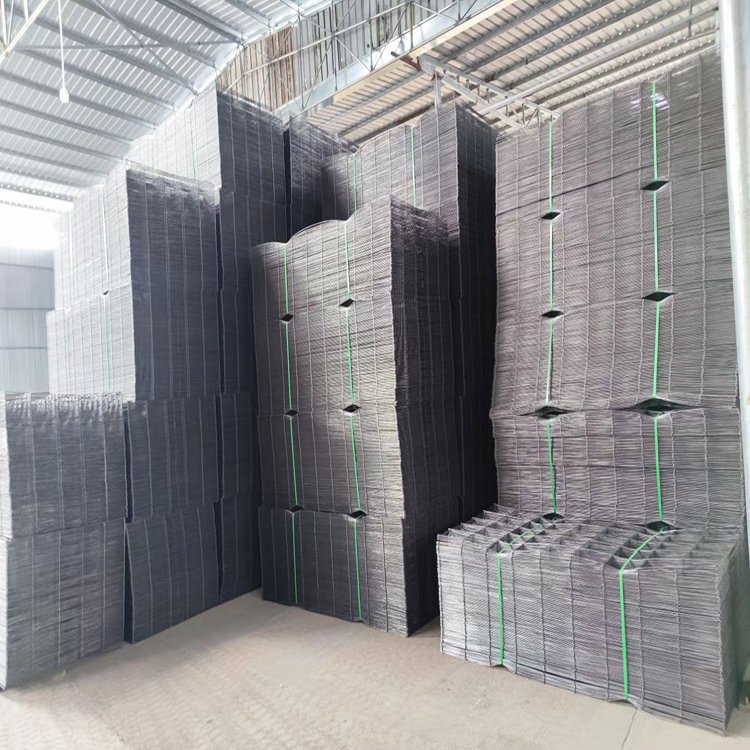 Galvanized Welded Steel Wire Mesh Iron Wire Mesh Fence Roll Durable and Strong