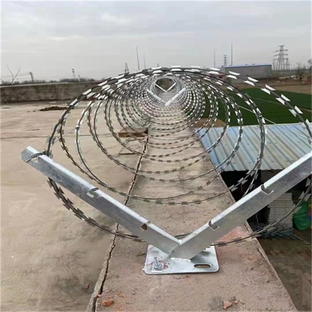 High Quality Hot dipped Galvanized Double Strand Razor Barbed Wire Coil Diameter 500mmx10kg Used on Top of Fence
