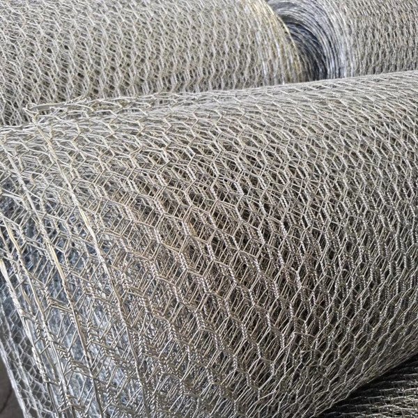 Customized Size Poultry Wire Netting Hexagonal Galvanized Mesh Garden Fence Barrier for Pet hexagonal wire netting
