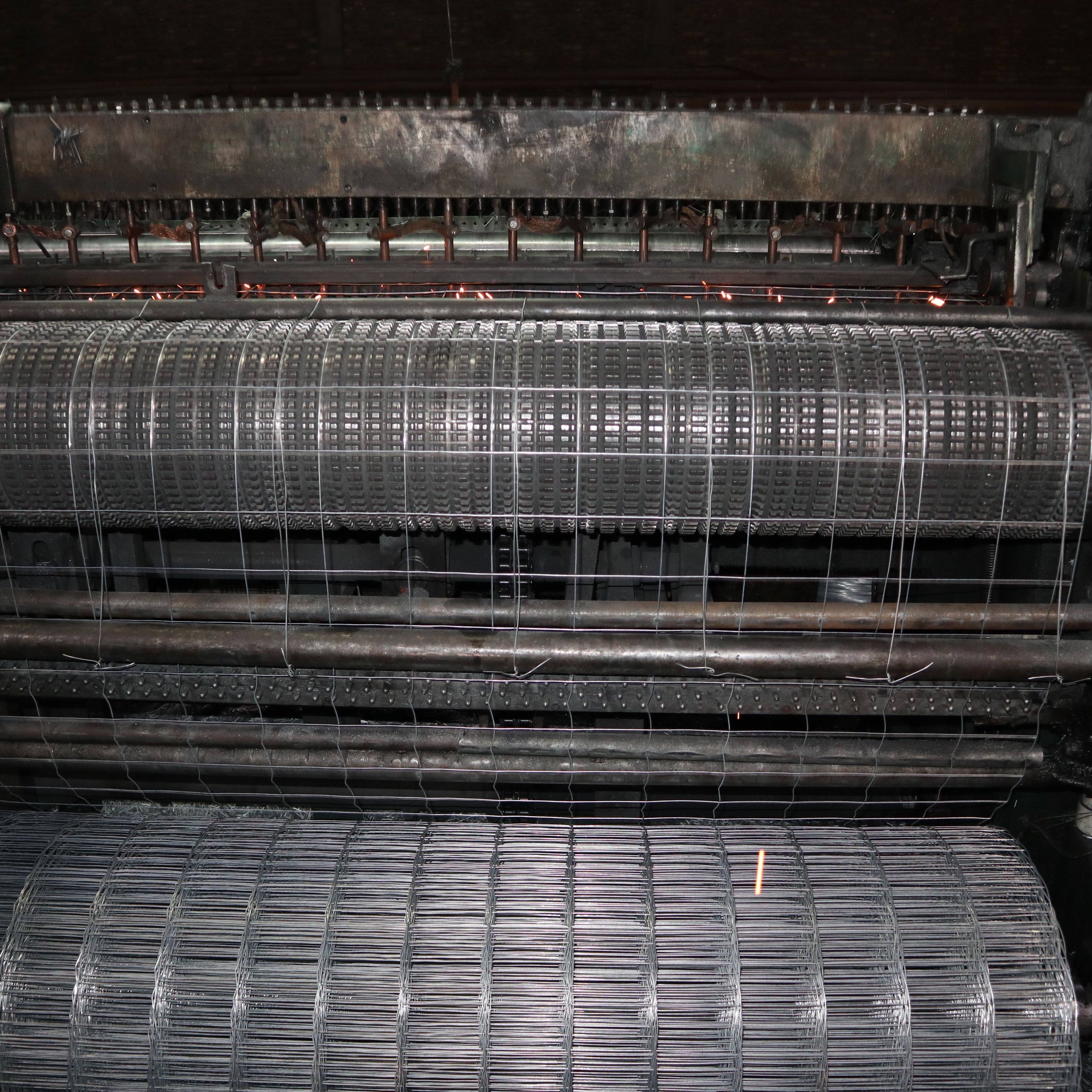 Hot dipped factory price galvanized welded wire mesh fence panel iron mesh roll