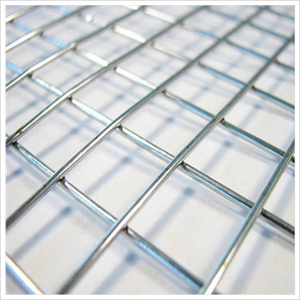 Hot dipped factory price galvanized welded wire mesh fence panel iron mesh roll
