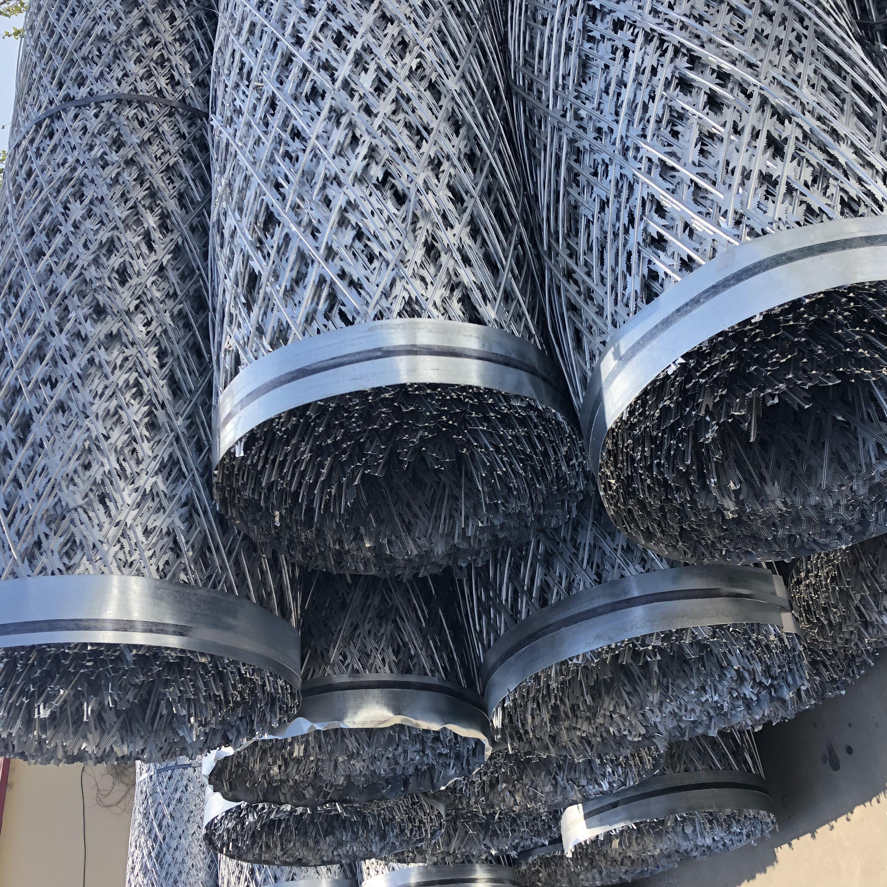 Wholesale BTO-22 Welded Security Razor Wire Diamond Mesh Or Oblique Square Mesh 100 Mm*200 Mm 150 Mm*300 Mm