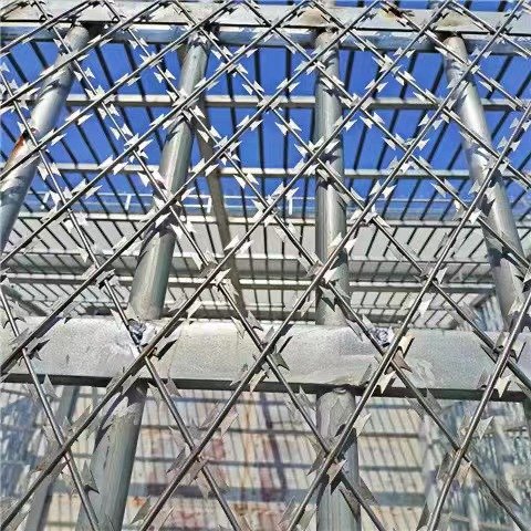 Anping Factory Galvanized Stainless Steel SS Barbed Wire Coil BTO22 BTO-25 28 30 CBT 45 60 65 Diamond Welded Razor Wire Mesh
