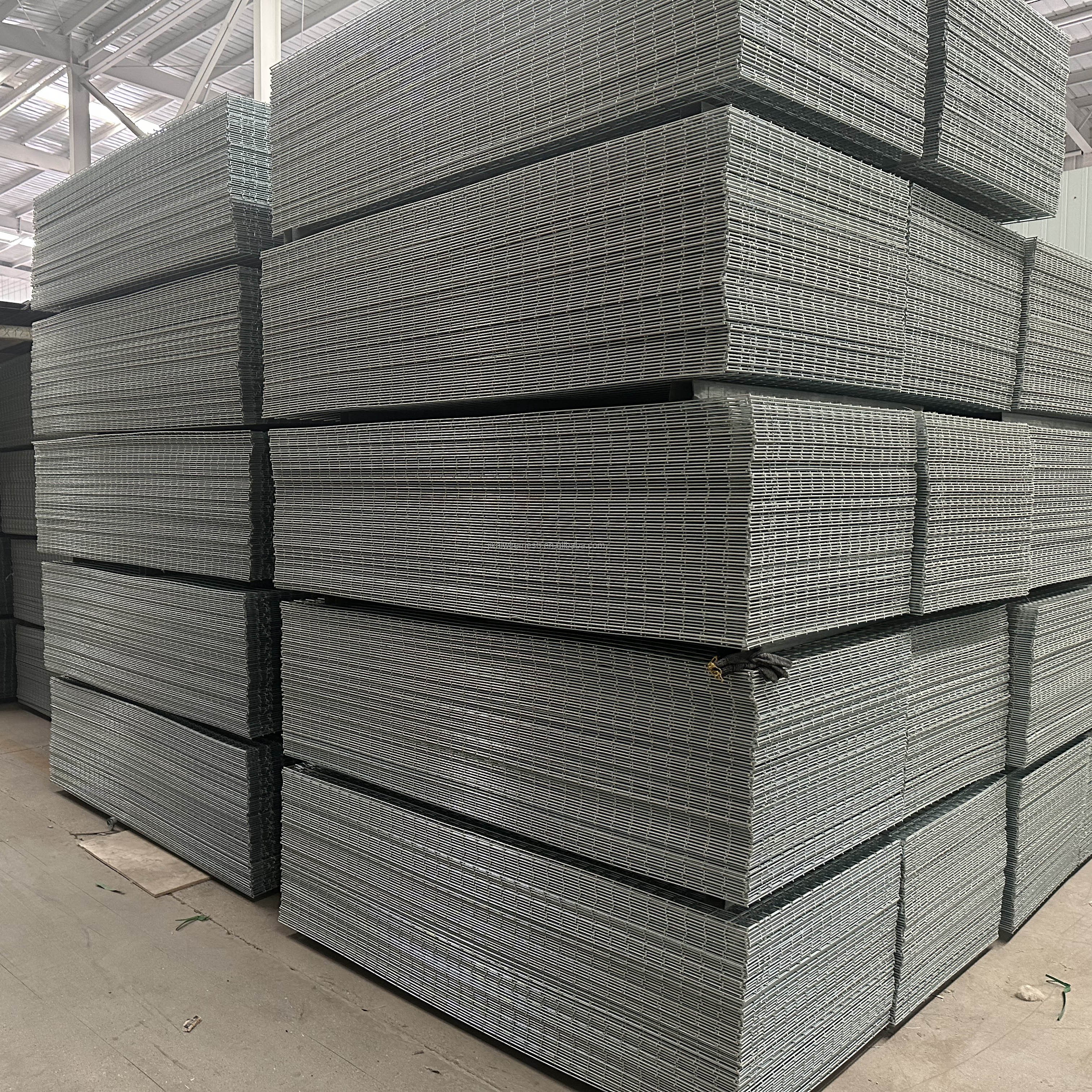3mm 2x4 3x3 5x5 Square Dipped Iron Rabbit Cage Animal rural farm hot dipped galvanized steel wire mesh Welded Wire Mesh Panel
