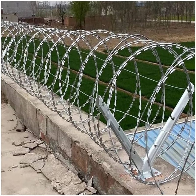 Hot selling bto-22 concertina blade thorn rope razor wire use for garden Anti-theft and anti-climbing prison razor barbed wire