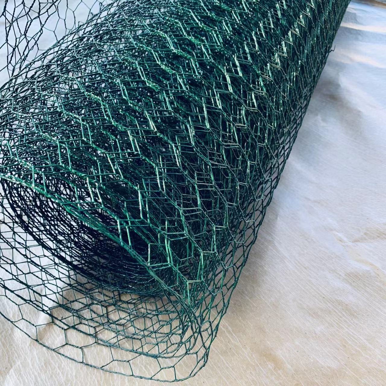 Hot Selling PVC Coated Galvanized Steel Hexagonal Wire Mesh Farm Fence Chickens run Cages Poultry Cages Fish traps