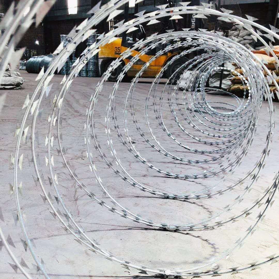 BTO-22 450mm Galvanized Concertina Razor Wire fence