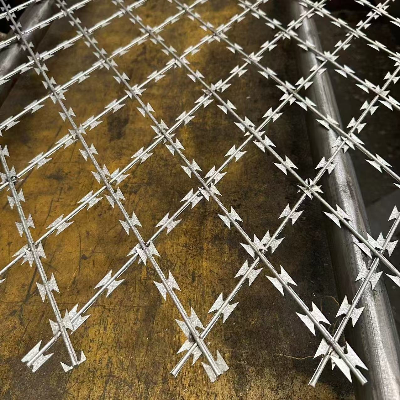 PVC-Coated Stainless Steel Anti-Climbing Barbed Wire Barrier Net Protective Coil Design