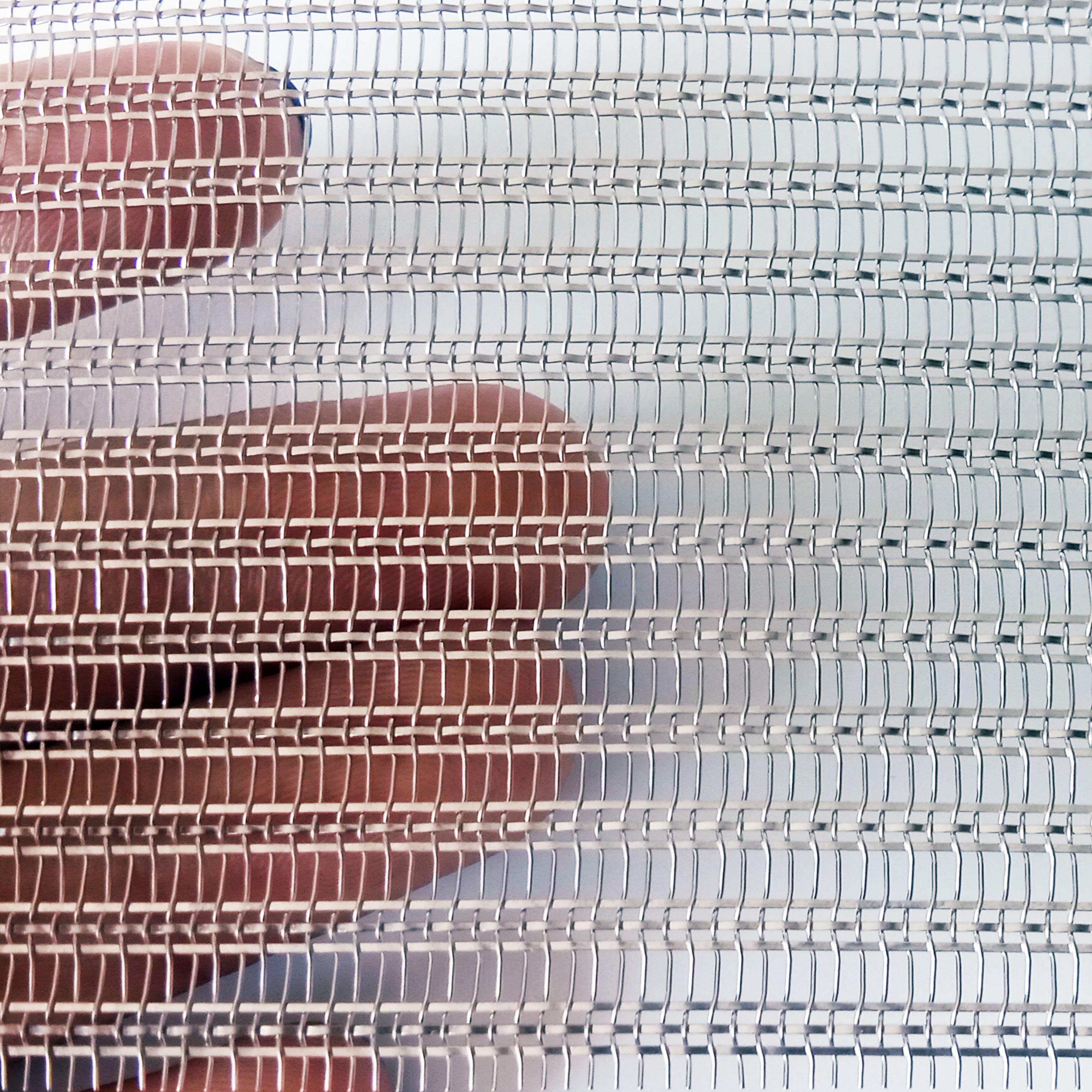 Customisable toughened laminated glass wire mesh interior liner mesh