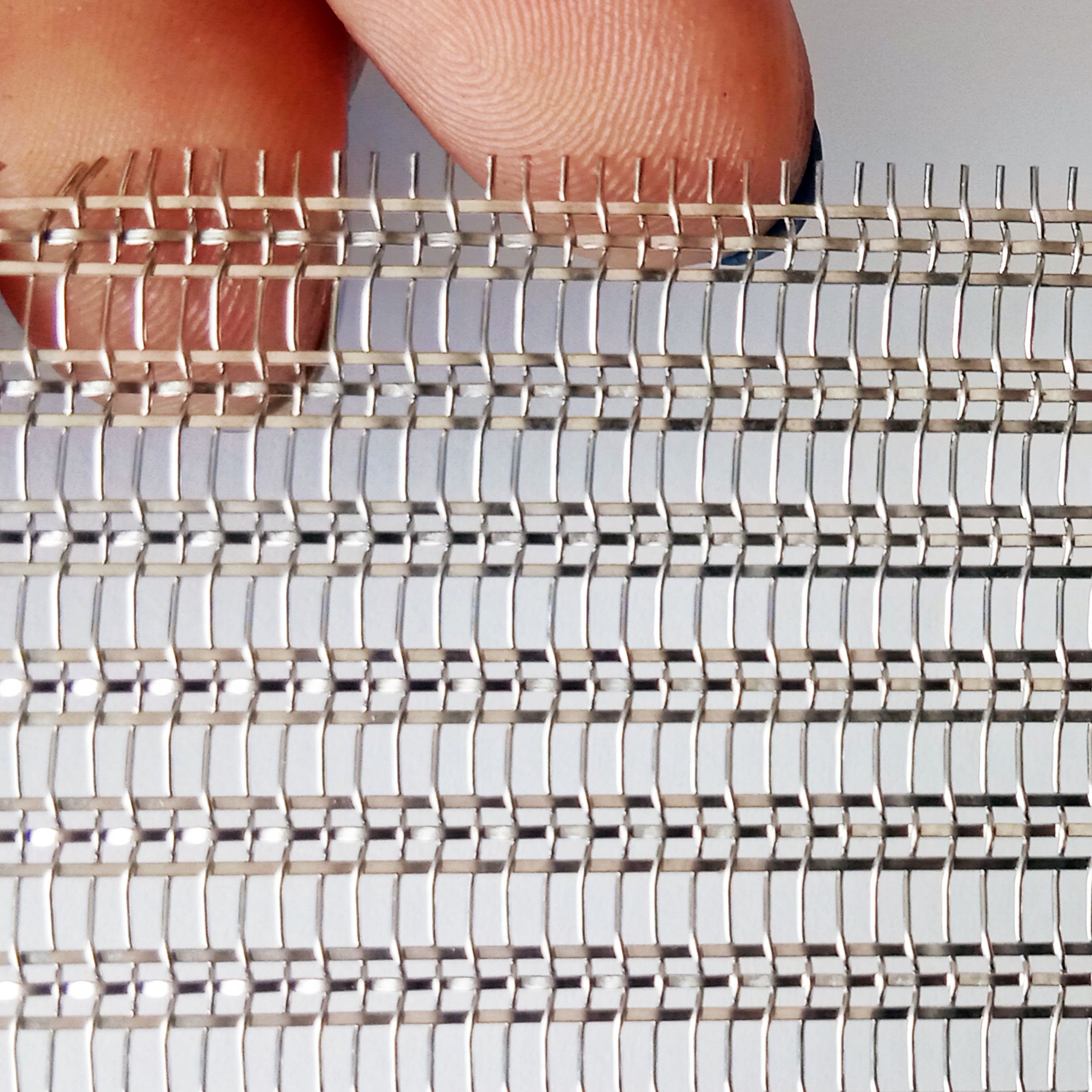 Customisable toughened laminated glass wire mesh interior liner mesh