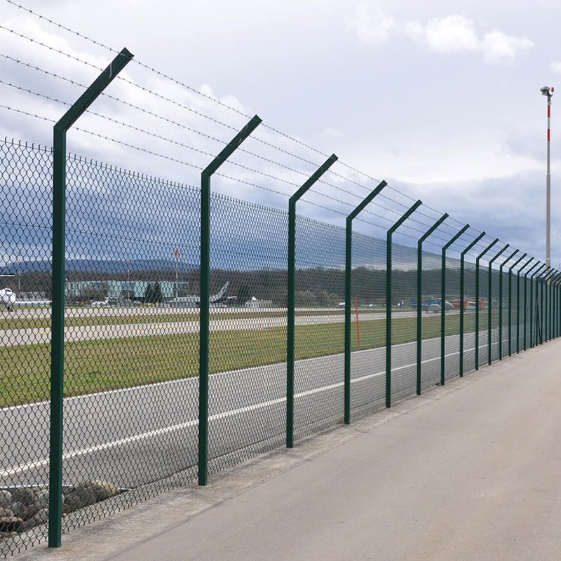 Outdoor Garden Game Fencing Roll Green Black Blue Plastic Coating Steel Wire Mesh 1.5mm to 4.0mm thick Cyclone Wire cost