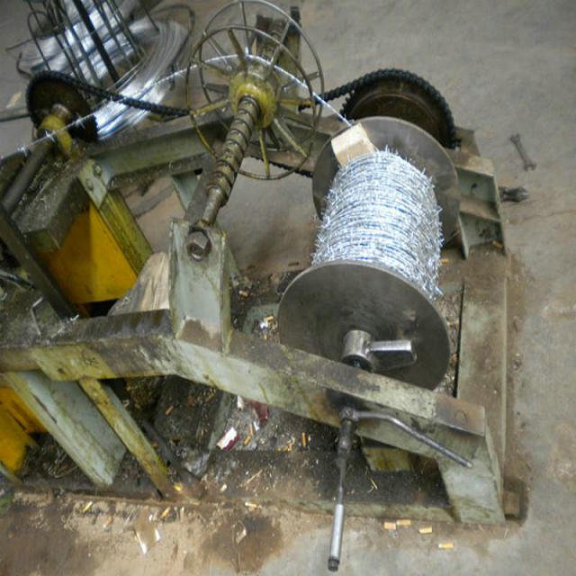 hot dip galvanized barbed wire in cattle farms/fencing land boundaries barbed wire for sale