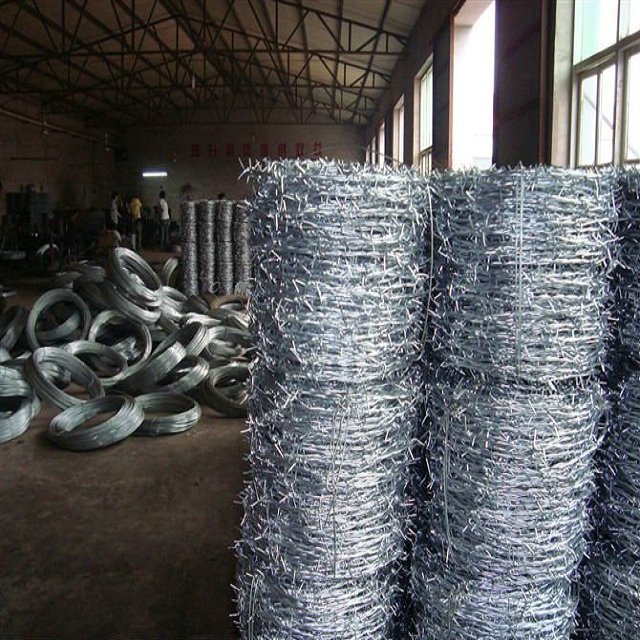 hot dip galvanized barbed wire in cattle farms/fencing land boundaries barbed wire for sale