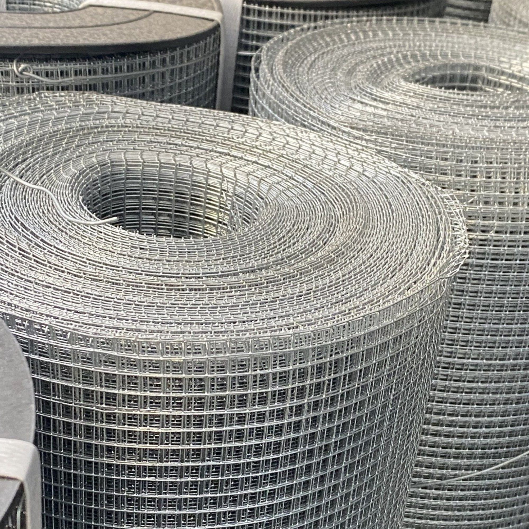 The wall of the wood-panel house is laid with hardware cloth and welded steel wire mesh of the house sandblasted sandwich mesh