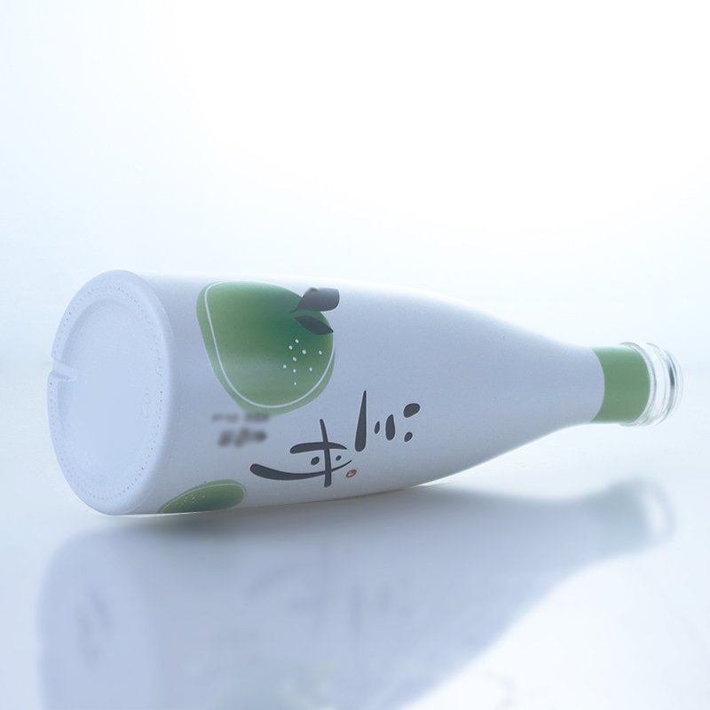 Chinese Style Painting Matte Green And White Glass Bottle Round Shape Liquor Bottle With Golden Cap