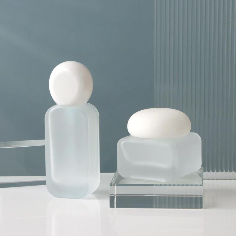 Customized Cosmetic frosted bottle transparent spray glass bottles Glass 100ml Cream bottle with stone lid