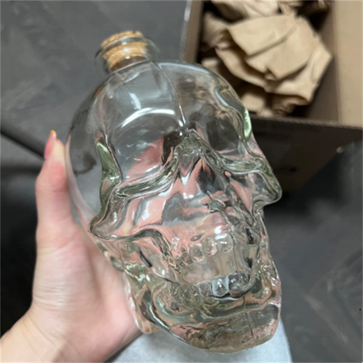 Creative transparent alcoholic beverages bottle whiskey bourbon gothic liquor bottle 750ml skull glass bottles