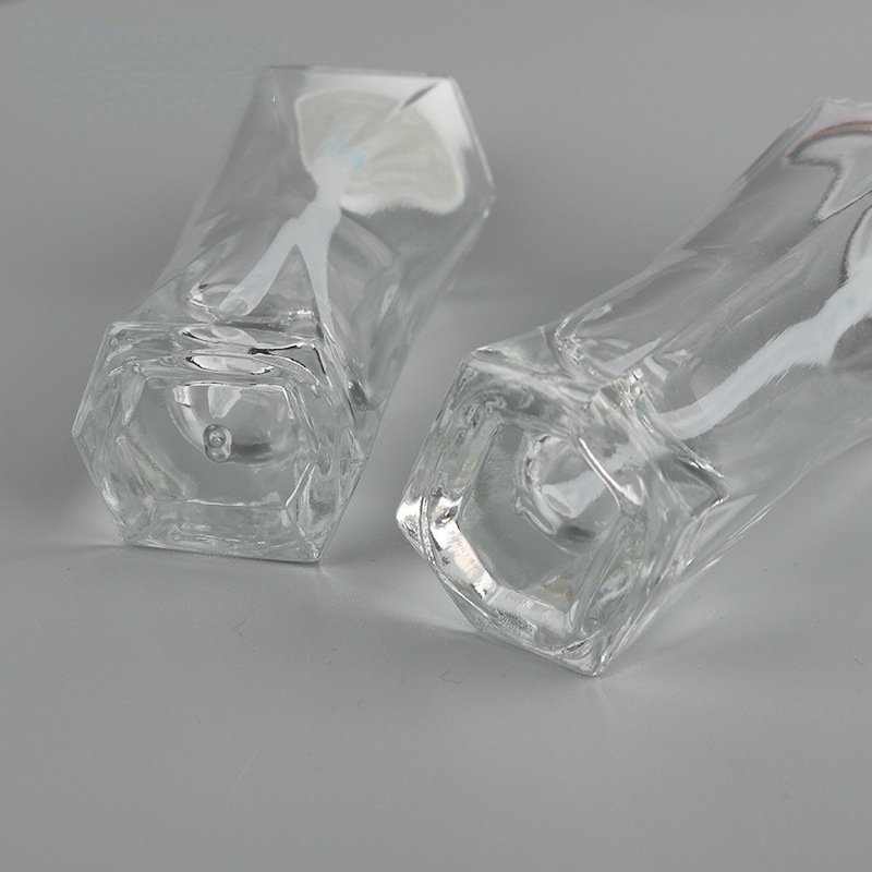 Wholesale New 30ml Glass Bottle White Squezee Pump Foundation Glass Bottle BB Cream Serum Cosmetic Glass Foundation