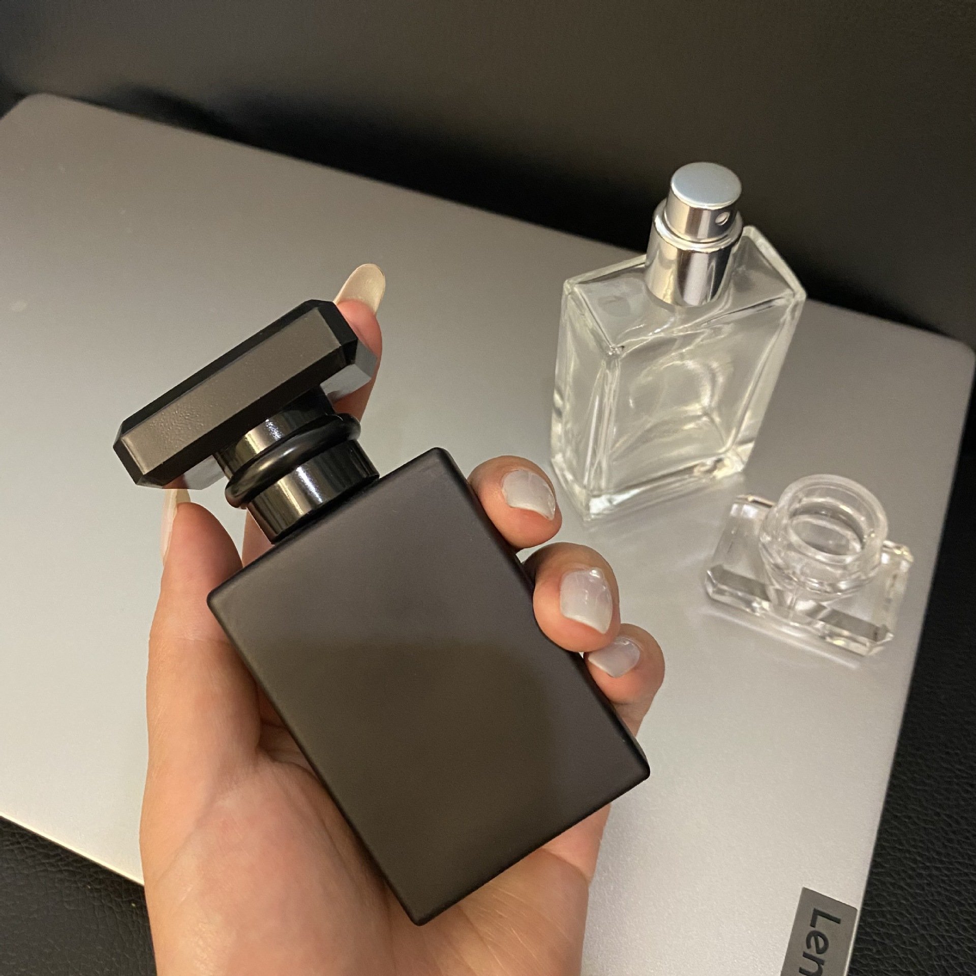 Luxury Square bottle Black color clear color 30ml 50ml 100ml glass empty perfume spraying bottle with screw spray