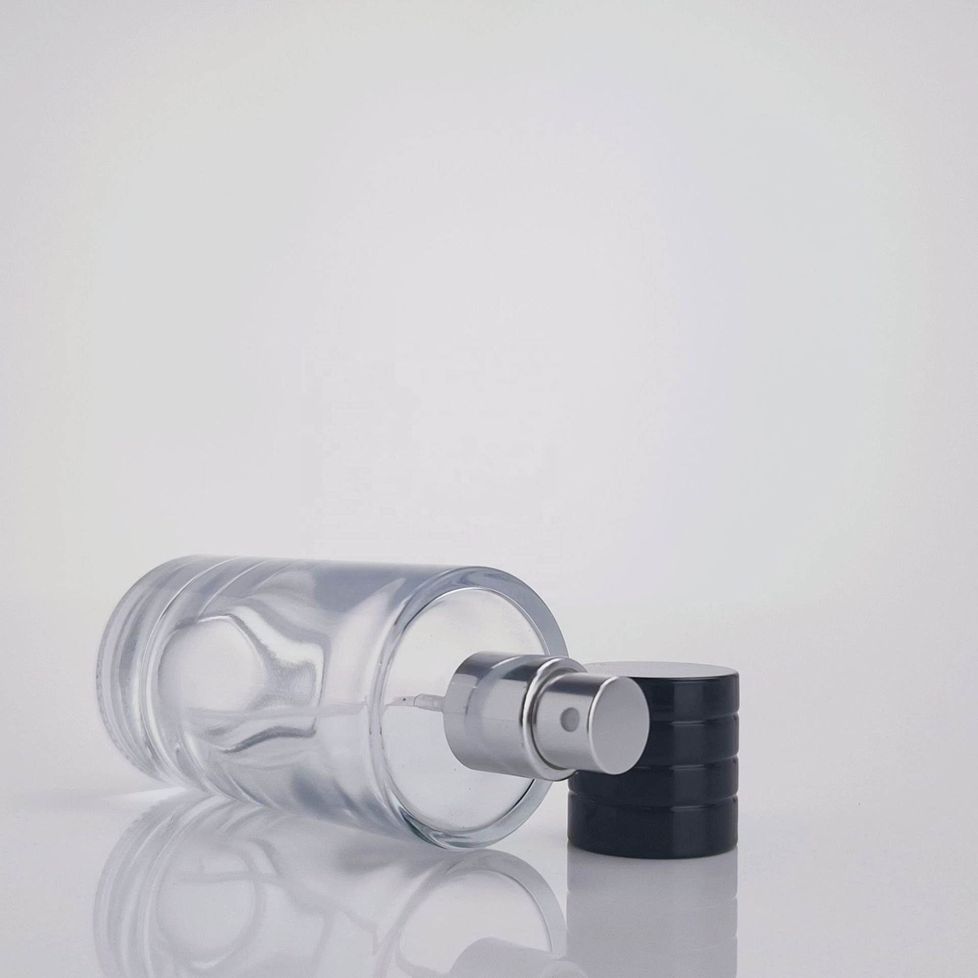 Glass perfume bottles 25ml 50ml 100ml wholesale luxury round transparent empty oil glass spray bottle with sprayer atomizer
