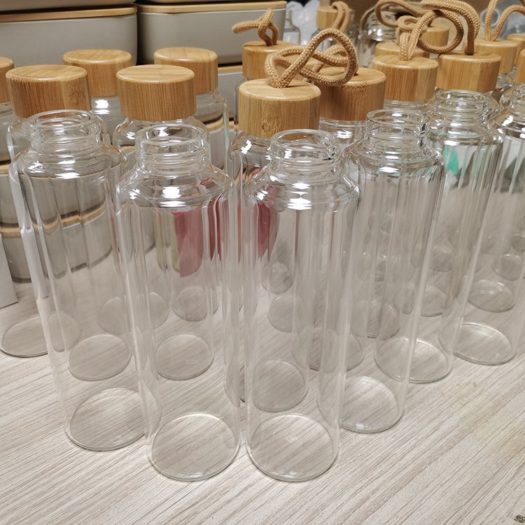 Colorful glass bottle with bamboo lid 550ml