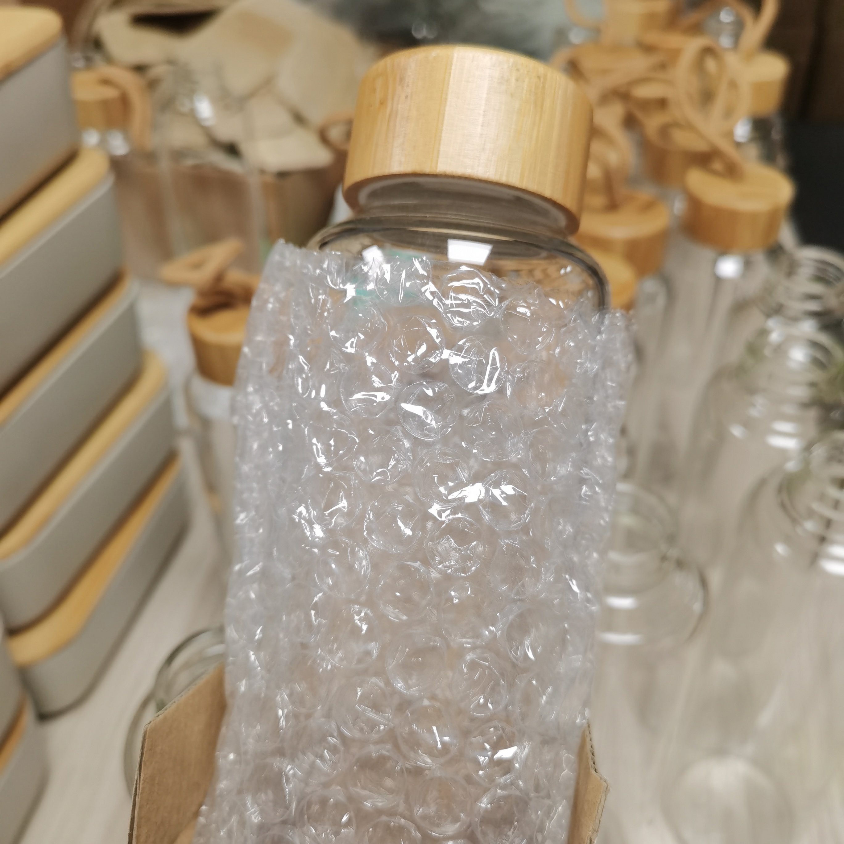Colorful glass bottle with bamboo lid 550ml