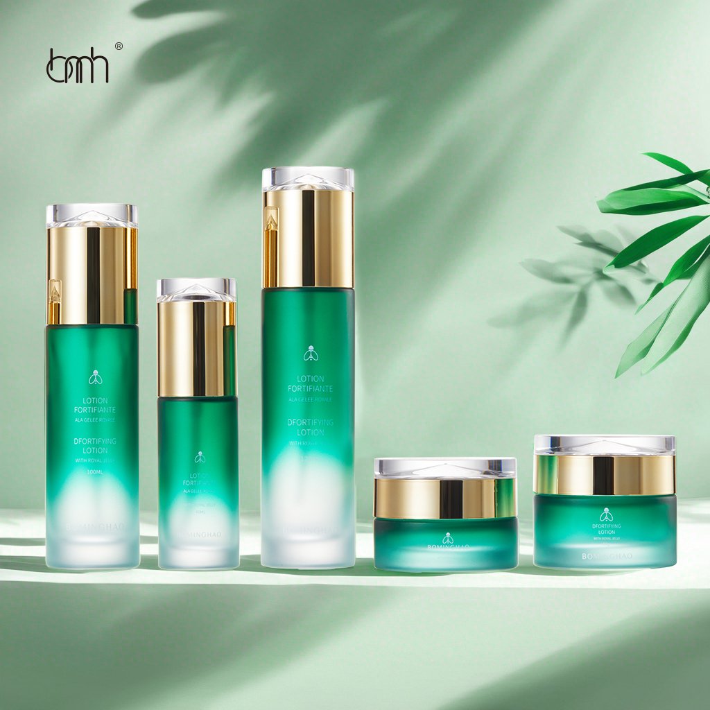 China Glass Packaging Glass Bottle Suppliers OEM ODM OBM Wholesale Price luxury 40ml 100ml Cosmetic Skincare Bottles Set