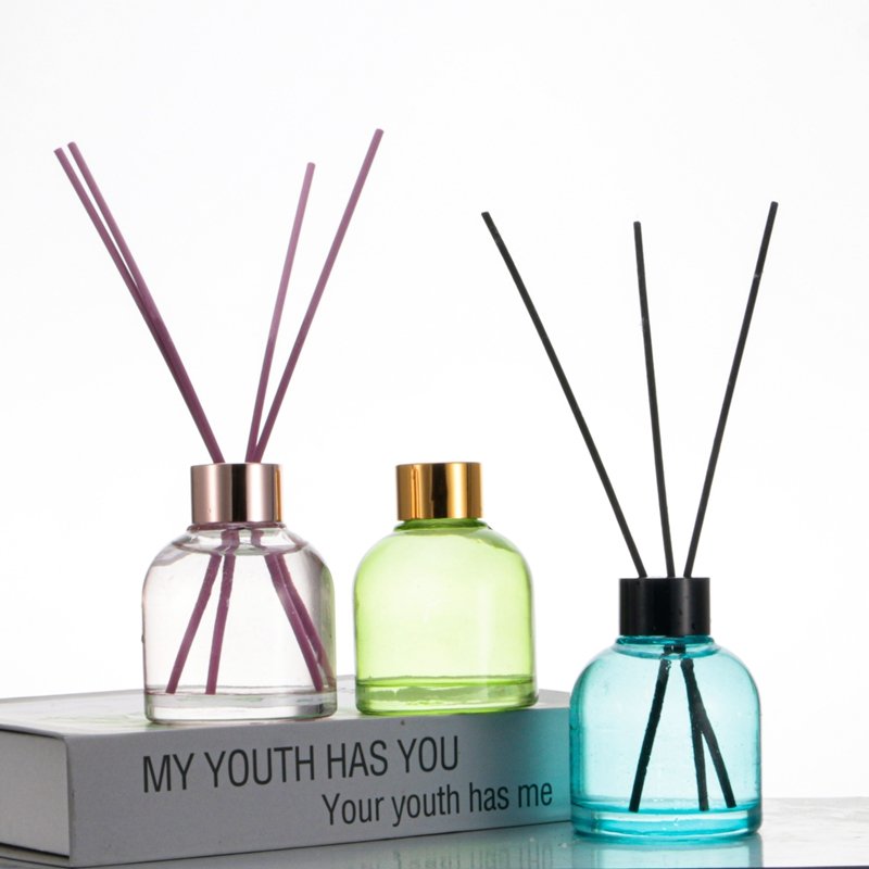 Wholesale Creative Fireless Home Aromatherapy Essential Oil Glass Bottle Hanging Clock Rattan Dried Flower Glass Bottle