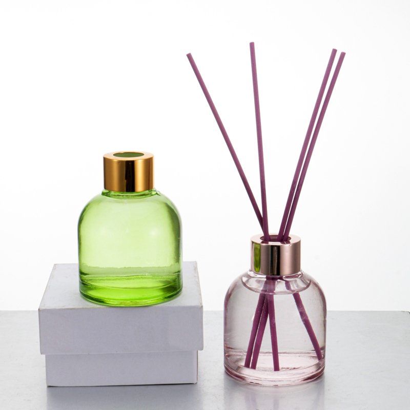 Wholesale Creative Fireless Home Aromatherapy Essential Oil Glass Bottle Hanging Clock Rattan Dried Flower Glass Bottle