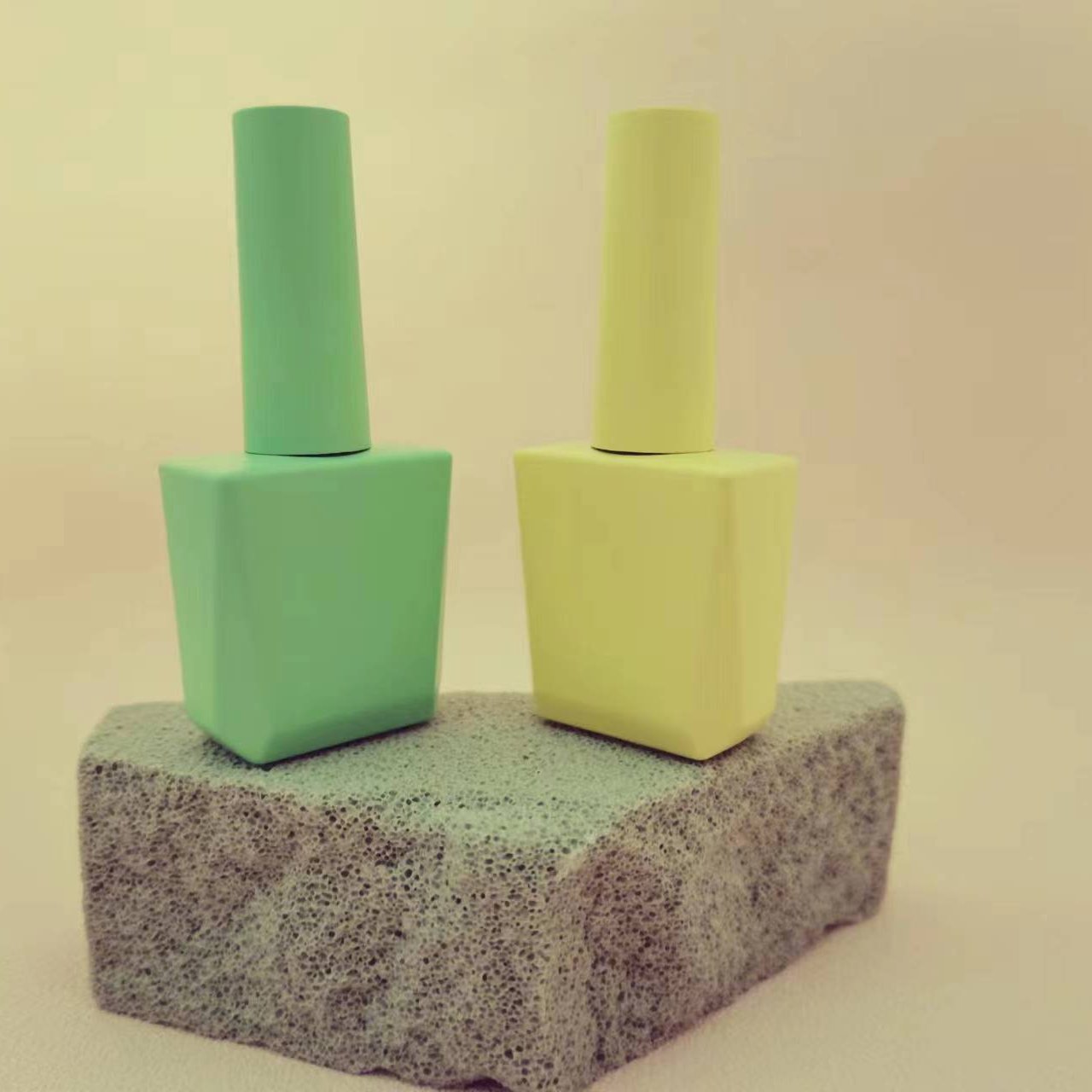 Hot selling 12ml 14ml square shape color empty nail polish glass bottle with brush