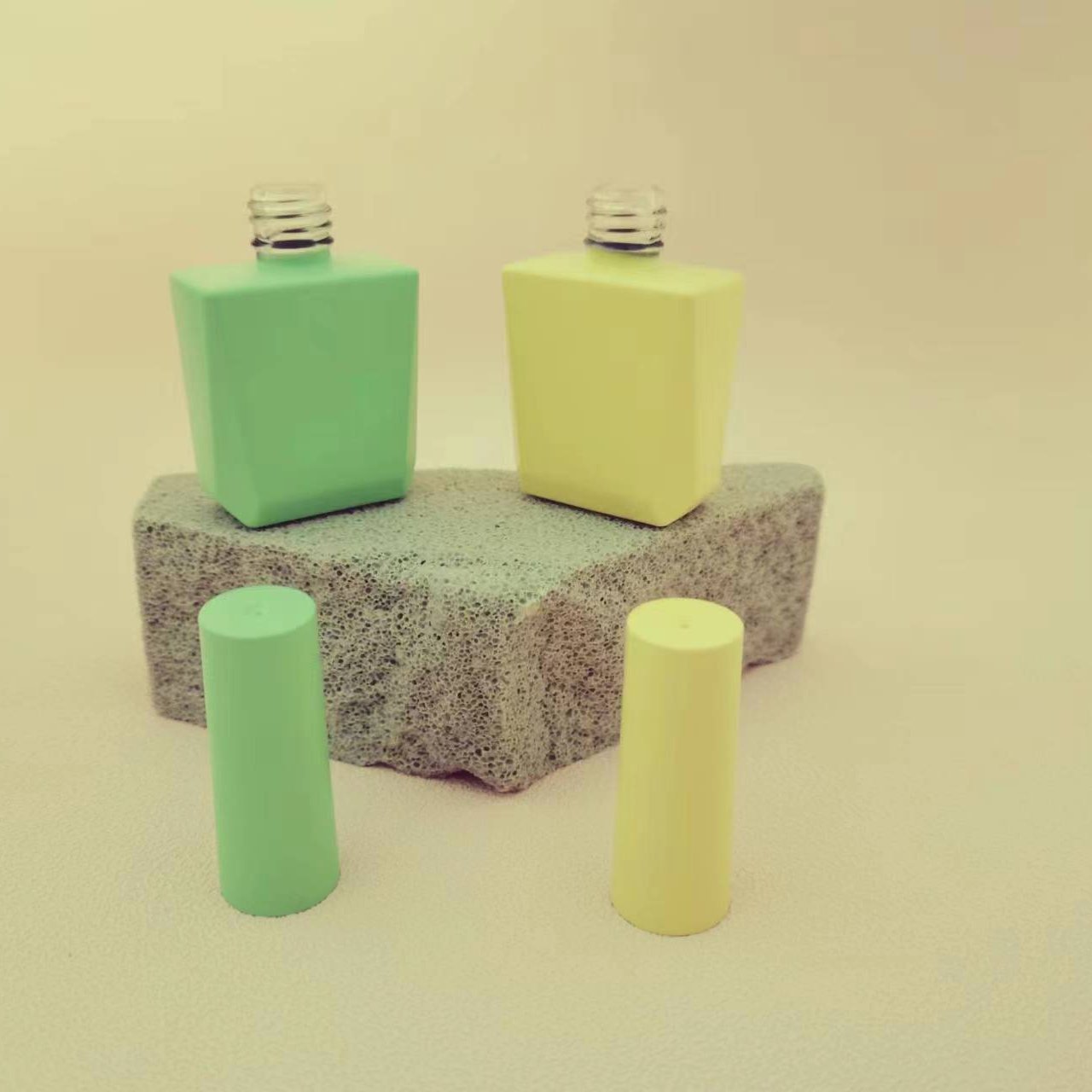Hot selling 12ml 14ml square shape color empty nail polish glass bottle with brush