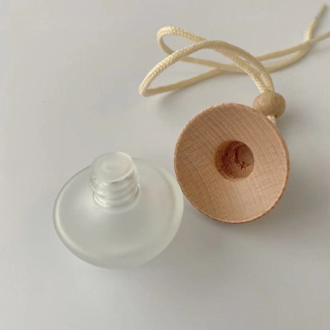 Wholesale 7ml clear or white frost oval Refillable Car Hanging Glass Bottle Perfume Aromatherapy Diffuser Bottle with wood caps