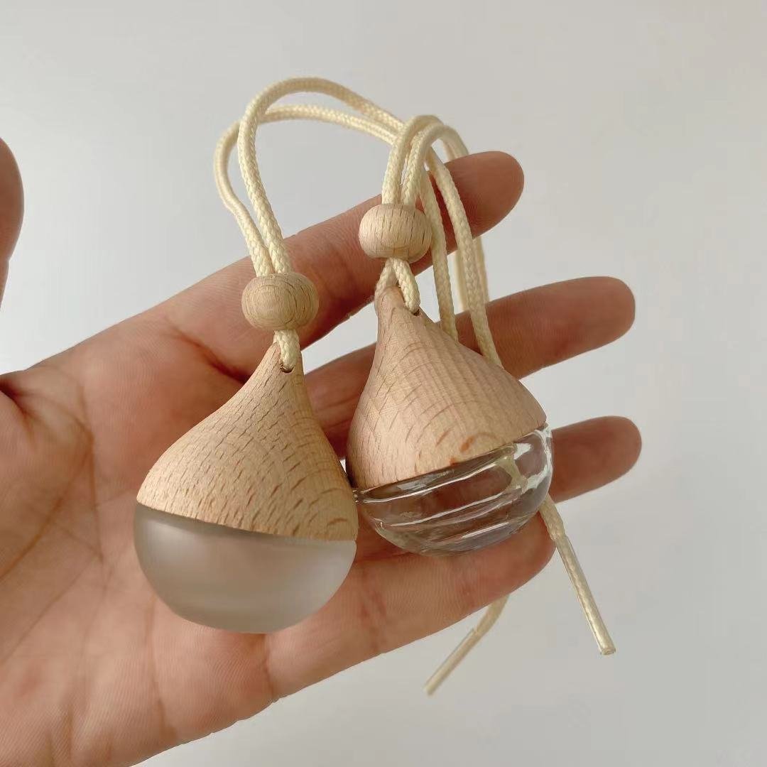 Wholesale 7ml clear or white frost oval Refillable Car Hanging Glass Bottle Perfume Aromatherapy Diffuser Bottle with wood caps