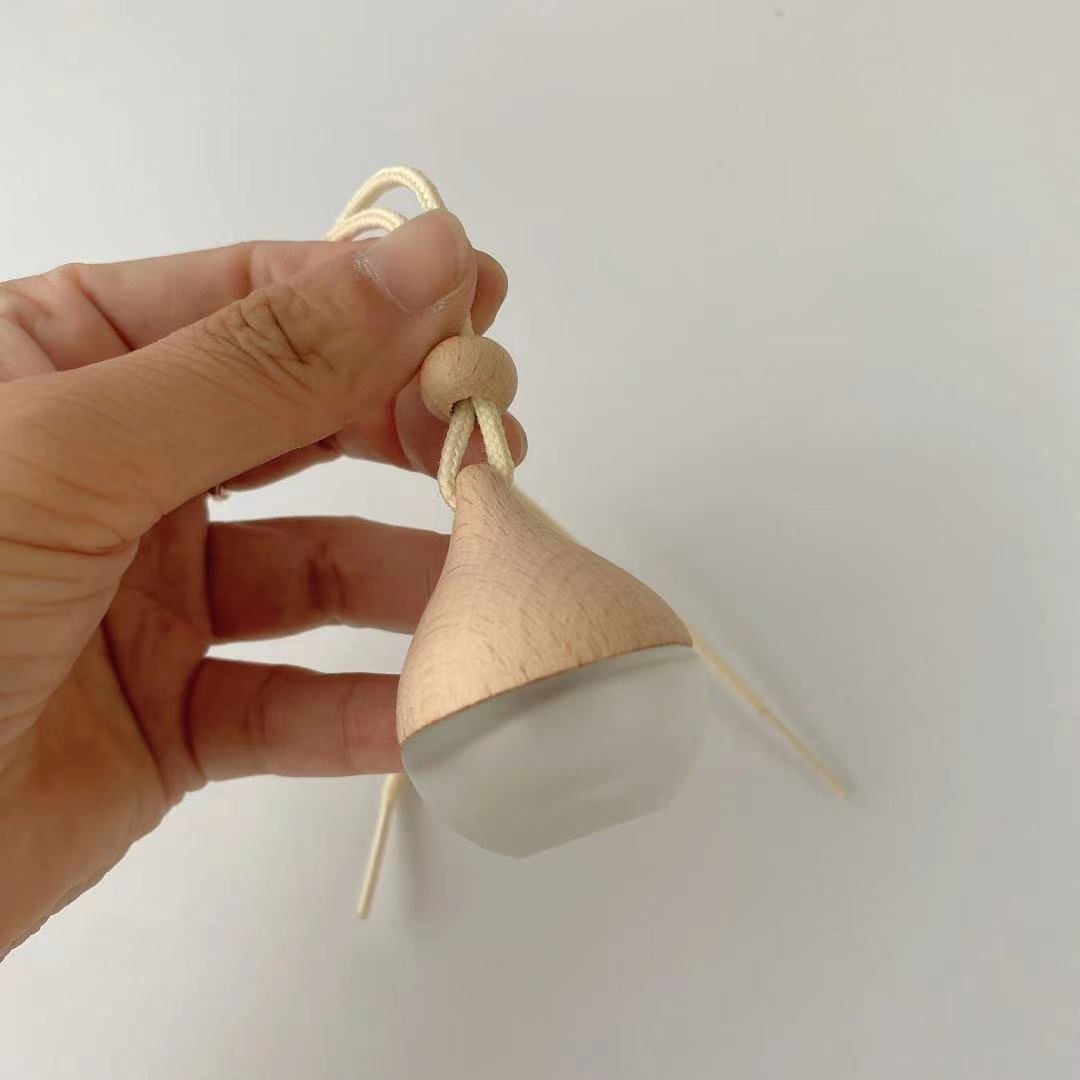 Wholesale 7ml clear or white frost oval Refillable Car Hanging Glass Bottle Perfume Aromatherapy Diffuser Bottle with wood caps