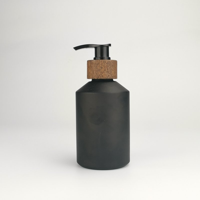 Inclined shoulder glass bottle 200 ml matte black glass bottle frosted olive green glass bottle with bamboo pump for cosmetic
