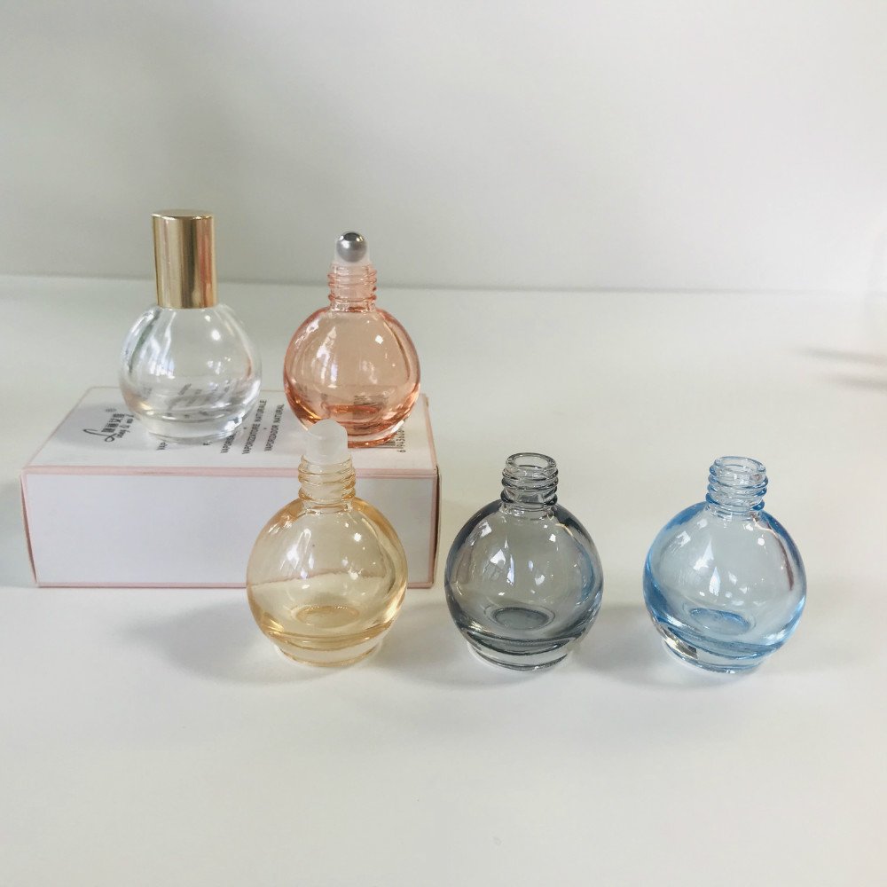Wholesale 10ml rounded shape blue clear pink yellow grey metallic roll on essential oil glass bottle with shiny gold cap