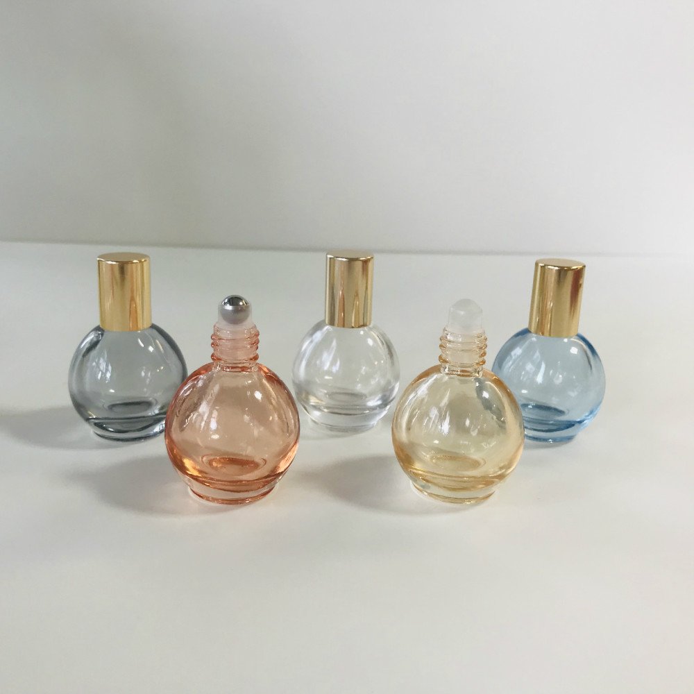 Wholesale 10ml rounded shape blue clear pink yellow grey metallic roll on essential oil glass bottle with shiny gold cap