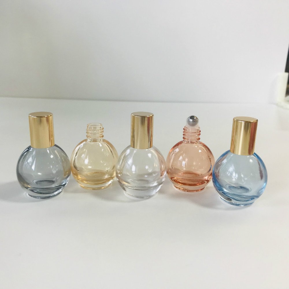 Wholesale 10ml rounded shape blue clear pink yellow grey metallic roll on essential oil glass bottle with shiny gold cap